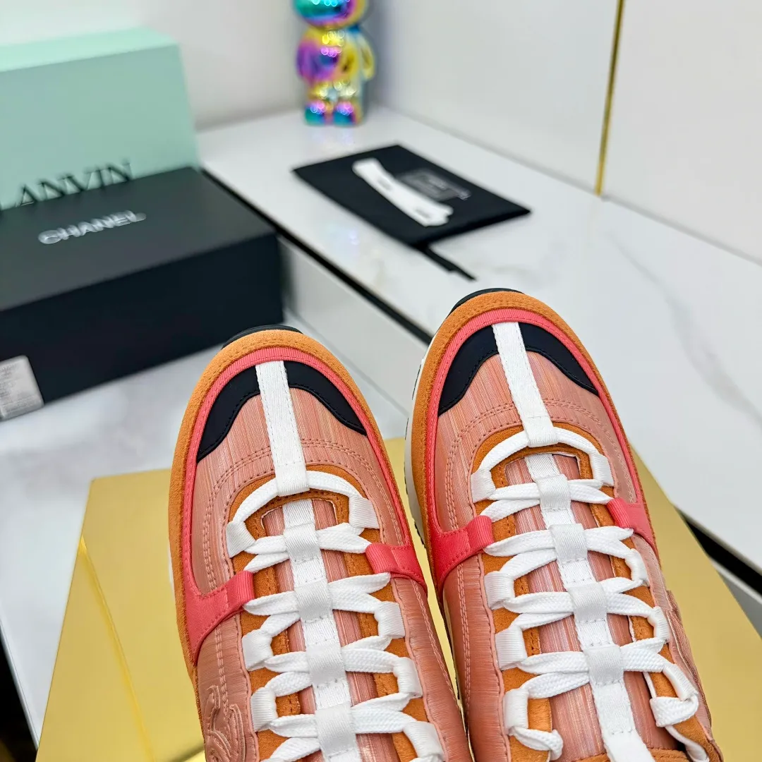 👟👟Ex-factory price 600👟👟High quality! ! ! CHANEL Chanel 25A latest thick-soled casual sports shoes. The counter is synchronized. The counter is very popular. It is a shoe that is very difficult to buy. The most popular thick-soled casual shoes on the Internet. As you can imagine, the most popular thick-soled casual shoes can not be missed. It has both good looks and comfort. Simple and versatile. The thick sole increases the height and is super versatile. Whoever wears it will look better. Upper: cowhide stitching. Lining: breathable mesh. Outsole: TPU original outsole. Size: 35-41 👉